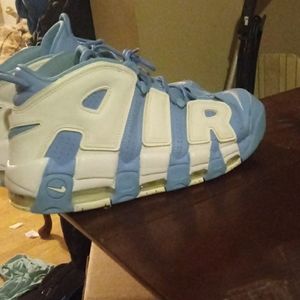 NIKE AIR TENNIS SHOES. SIZE 11.5